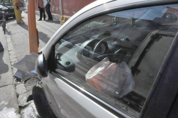 Accident la intersecţie cu bulevardul 1 Mai: două persoane au fost rănite